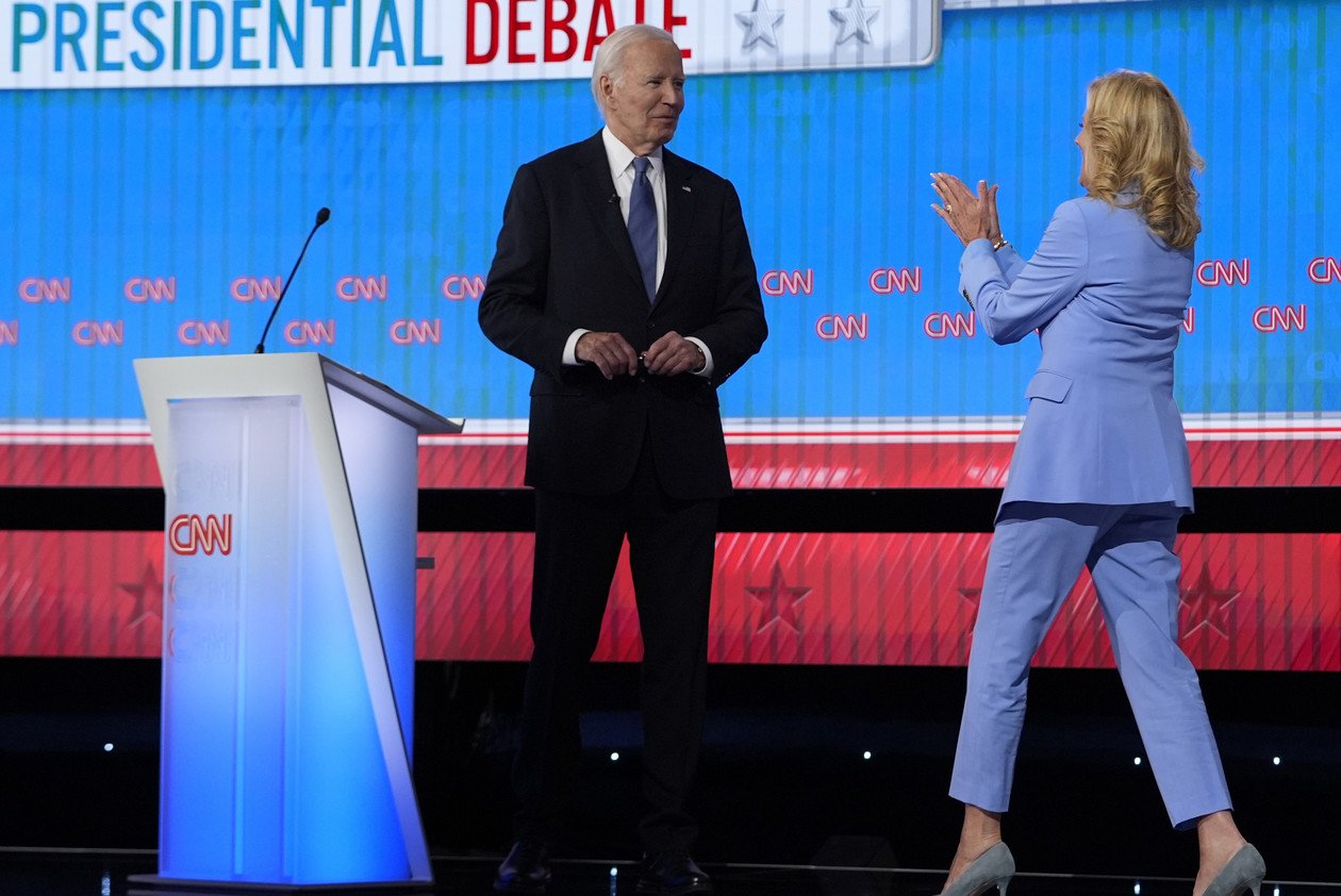 Đệ nhất phu nhân Jill lên sân khấu sau khi ông Biden kết thúc cuộc tranh luận trực tiếp.