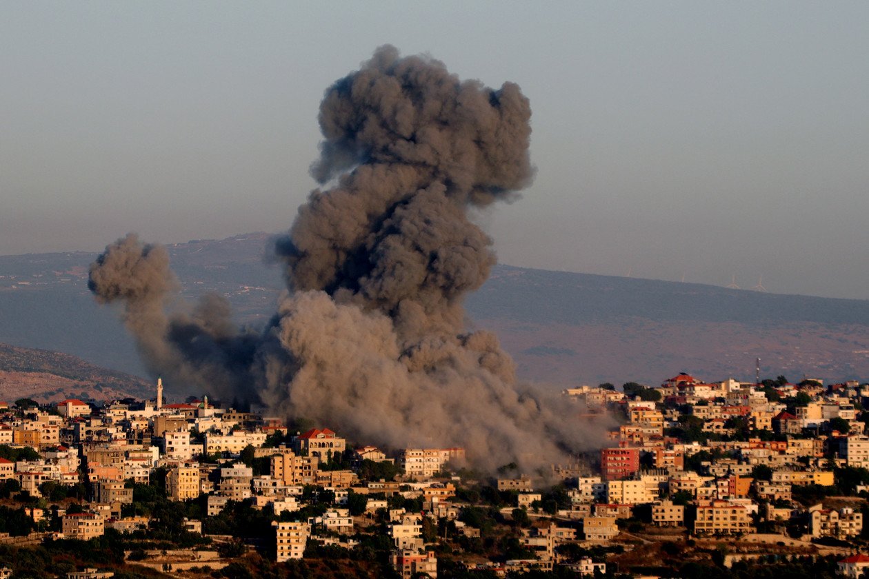 Khói bốc lên sau cuộc không kích của Israel ở miền nam Lebanon.