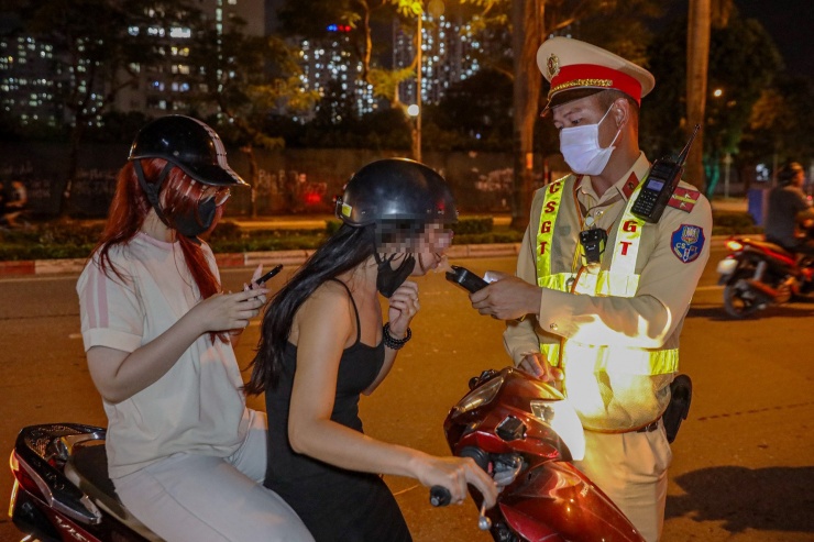 Xuyên đêm xử lý vi phạm nồng độ cồn, kiểm tra chặt chẽ cả nữ lái xe máy - 3