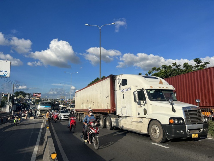 Ba Ô Tô Liên Hoàn Tông Nhau Trên Cầu Bình Phước 1, Giao Thông U Tắc