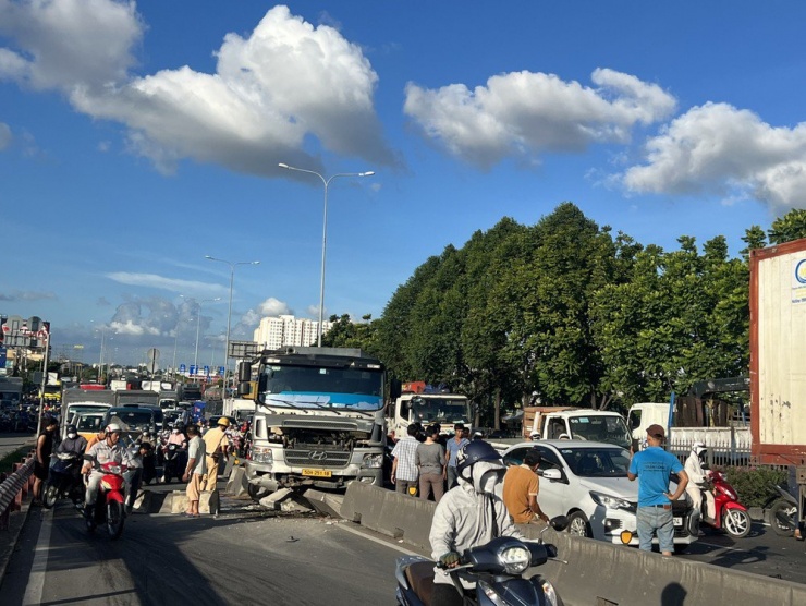 Ba Ô Tô Liên Hoàn Tông Nhau Trên Cầu Bình Phước 1, Giao Thông U Tắc