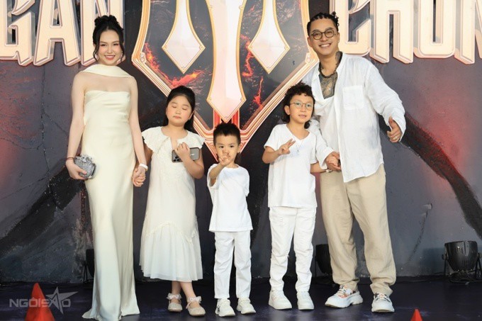 Tuấn Hưng đưa bà xã Hương Baby và ba con tới buổi ra mắt chương trình 'Anh trai vượt ngàn chông gai' chiều 26/6. Ảnh: Bil