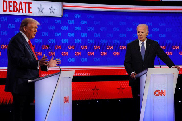 Tổng thống Joe Biden và cựu Tổng thống Donald Trump tranh luận hôm 27-6. Ảnh: Reuters