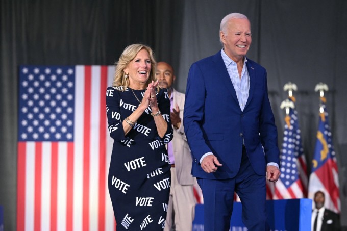 Vợ chồng Tổng thống Mỹ Joe Biden trong cuộc vận động tranh cử ở Bắc Carolina, hôm 28/6. Ảnh: AFP