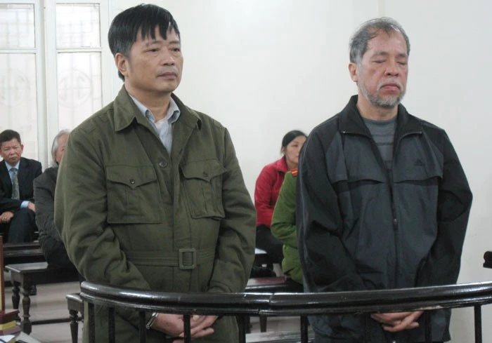 Hai bị cáo Nguyễn Huy Khang (trái) và Nguyễn Đình Bang tại phiên tòa năm 2014. Ảnh: BÙI TRANG