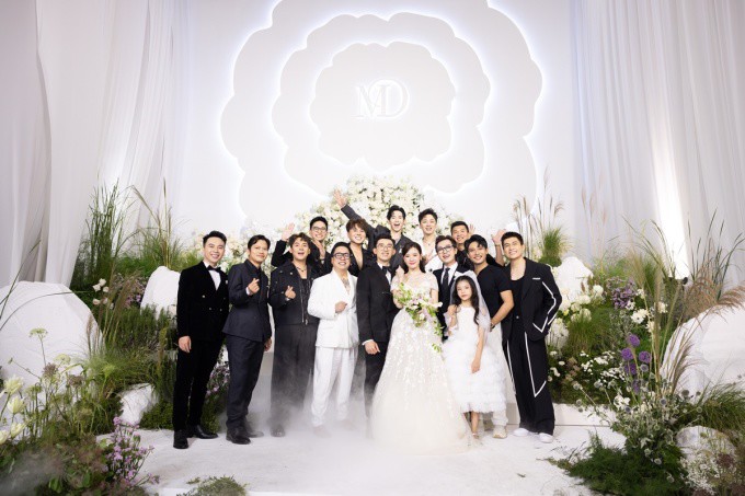 Bạn bè nghệ sĩ đến chung vui cùng vợ chồng Midu.