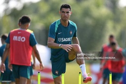 Bóng đá - ĐT Bồ Đào Nha &quot;thiết quân luật&quot; để đấu Slovenia, Ronaldo tập nặng mơ ghi bàn