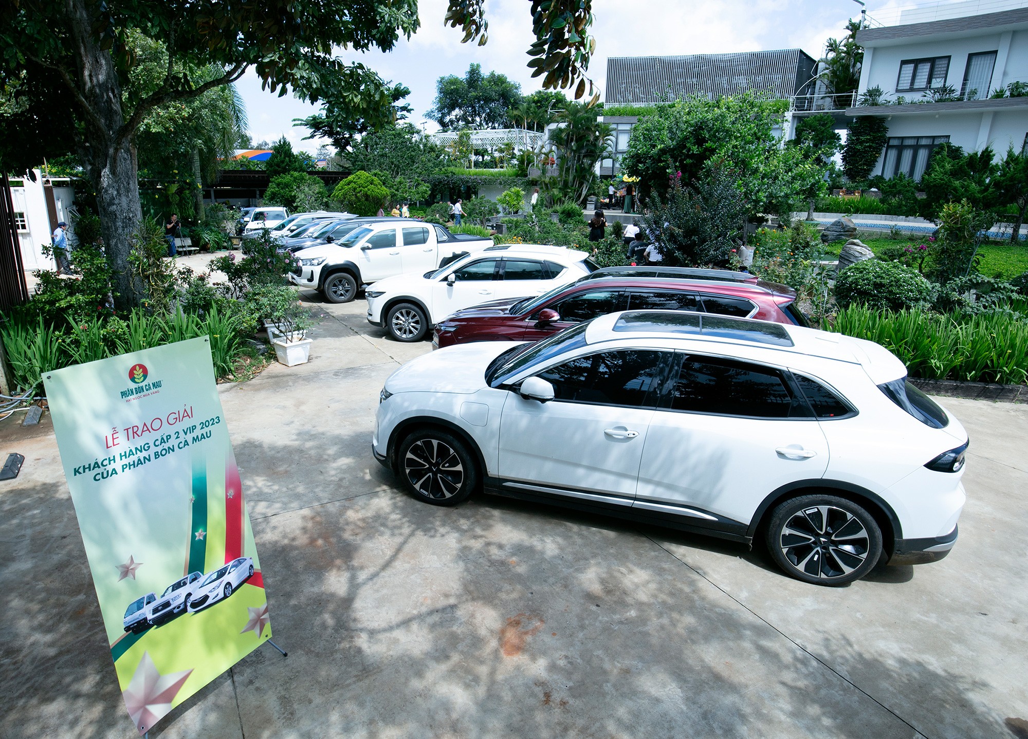 Dàn xe ô tô đang chờ đợi về tay những khách hàng tiêu thụ tốt bộ sản phẩm Phân Bón Cà Mau