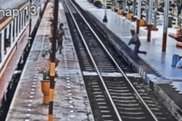 Phi thường - kỳ quặc - Nhân viên nhà ga cứu người phụ nữ thoát chết trong gang tấc