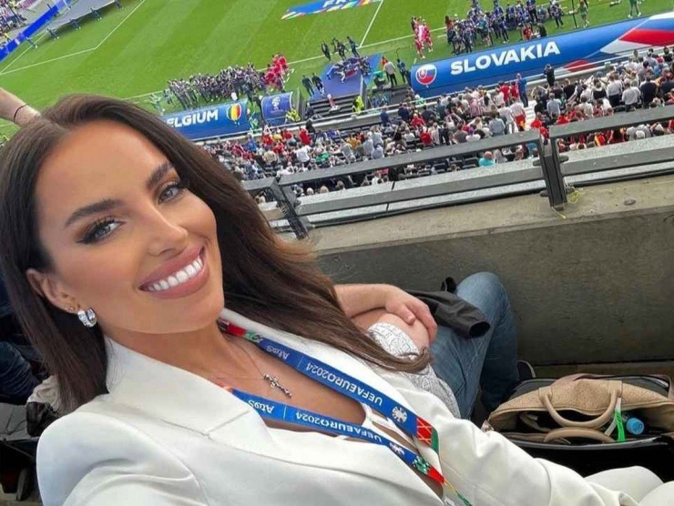 Nữ phóng viên thể thao gây sốt tại EURO 2024 nhờ body "cực cháy" - 1