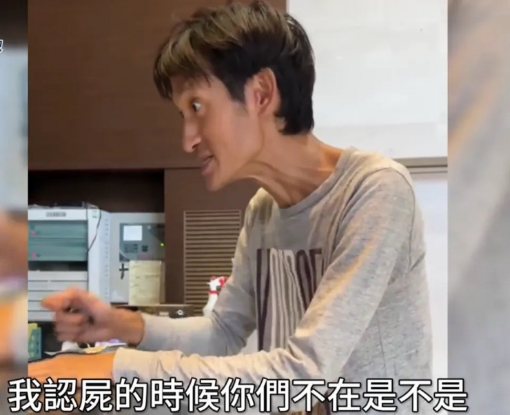 Clip: Nam thần đình đám cởi trần lang thang trên phố, thân hình chỉ còn da bọc xương gây sốc - 3
