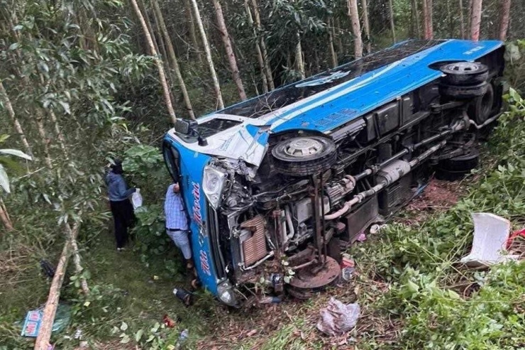 Tai nạn nghiêm trọng tại Hà Tĩnh: Ô tô khách lật vì va chạm với xe máy, một người tử vong