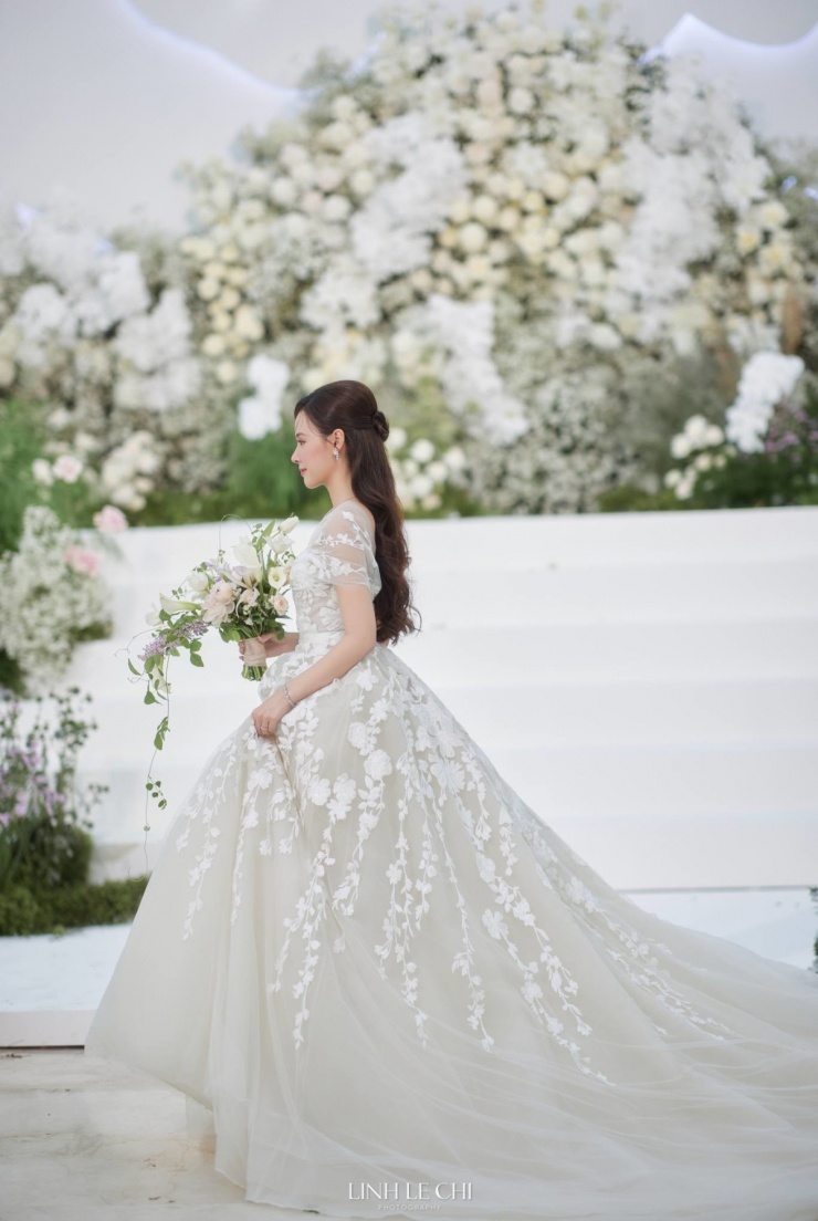 4 mẫu váy cưới giúp Midu ghi điểm - 4