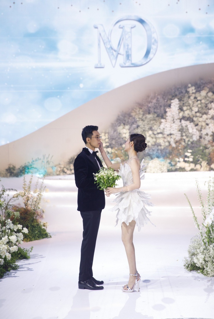 4 mẫu váy cưới giúp Midu ghi điểm - 7