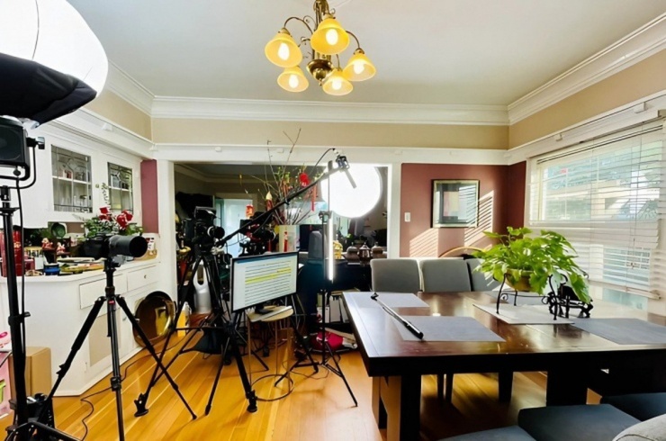 Khu bếp tiện nghi, có bàn ăn lớn là nơi nữ danh hài tiếp đón bạn bè.