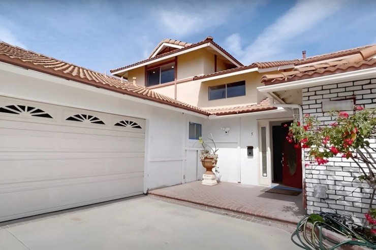 Ngôi nhà xây trước đó 40 năm nên phải sửa chữa một số hạng mục, tuy nhiên thiết kế đẹp, ở vị trí thuận tiện nên cô quyết định đầu tư.