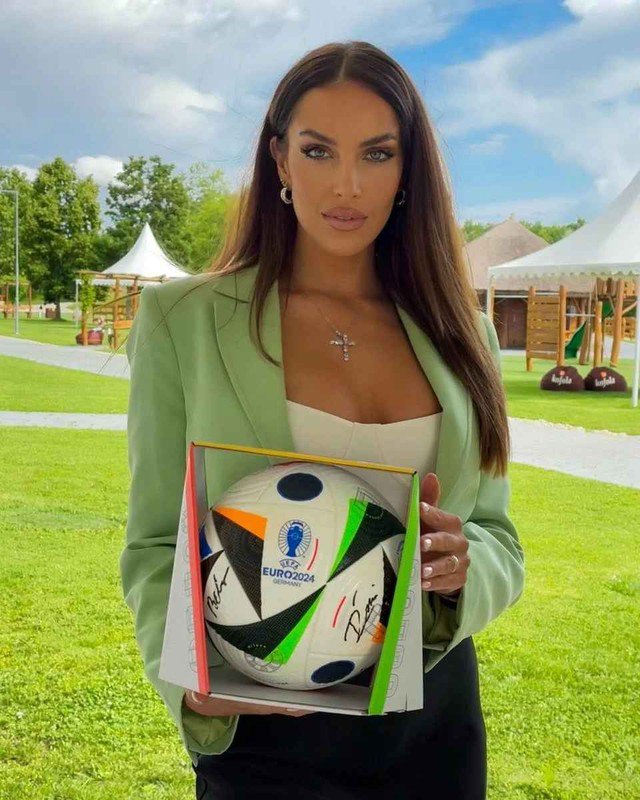 Nữ phóng viên thể thao gây sốt tại EURO 2024 nhờ body "cực cháy" - 6