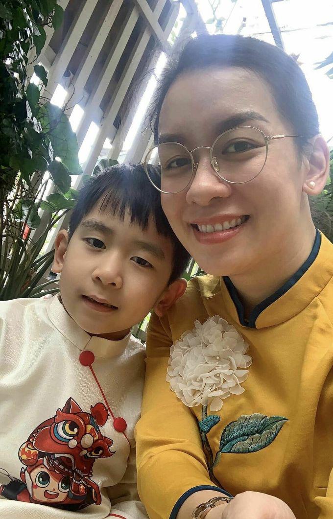 Chị Ngọc Hà và con trai lớn. Ảnh: Nhân vật cung cấp