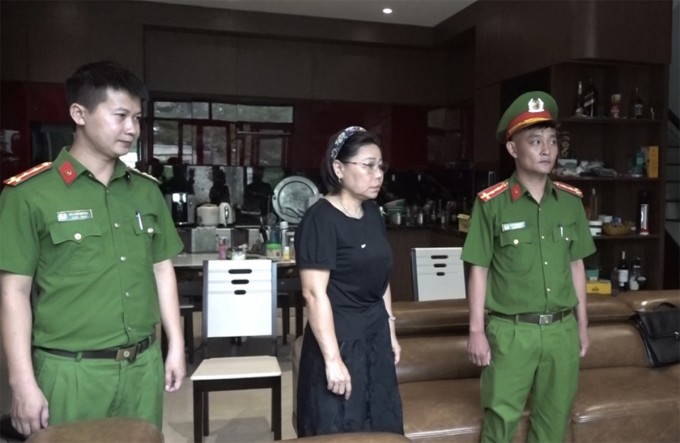 Nghi can Lam (giữa) nghe cảnh sát đọc lệnh bắt. Ảnh: Hòa Vang