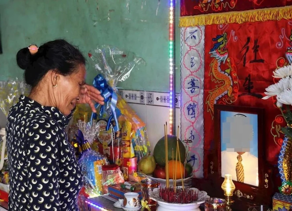 Một người mẹ ở La Gi, Bình Thuận lập bàn thờ khi nhận tin con đã tự tử sau khi bị dụ dỗ sang Campuchia làm việc nhẹ, lương cao.