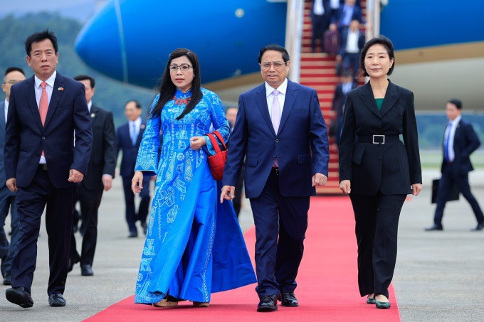 Thủ tướng Phạm Minh Chính và phu nhân tại sân bay quân sự Seongnam. Ảnh: Nhật Bắc