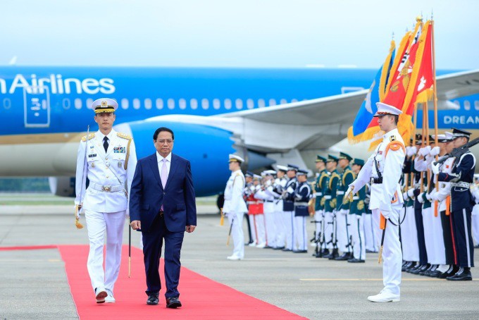 Thủ tướng Phạm Minh Chính chính thức khởi động chuyến thăm Hàn Quốc với lễ đón trọng thể tại sân bay Seongnam