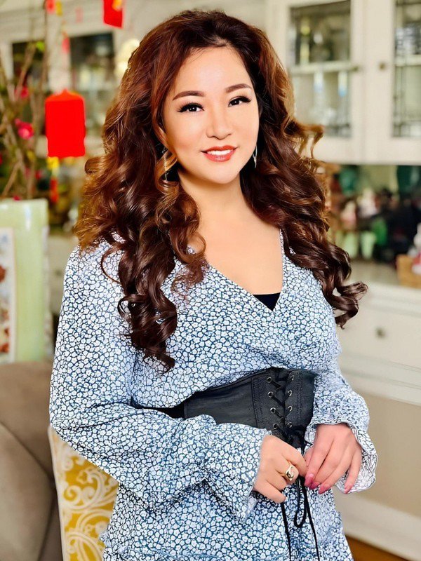 Nhà chính của Thúy Nga nằm ở phố Bolsa - nơi tập trung nhiều người Việt. Thúy Nga tậu cơ ngơi này với giá gần 1,2 triệu USD (khoảng 30 tỷ đồng) từ năm 2021 để đón con gái Nguyệt Cát, 13 tuổi, sang du học.