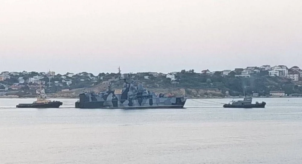Tàu hộ vệ Samum của Nga được kéo tới vịnh Sevastopol sau cuộc tấn công của Ukraine. Ảnh: Defense Express