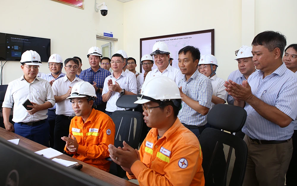 Lãnh đạo EVN, EVNNPT và các đơn vị liên quan chứng kiến thời khắc đóng điện Đường dây 500kV mạch 3 Thanh Hóa - Nam Định. Ảnh: EVNNPT