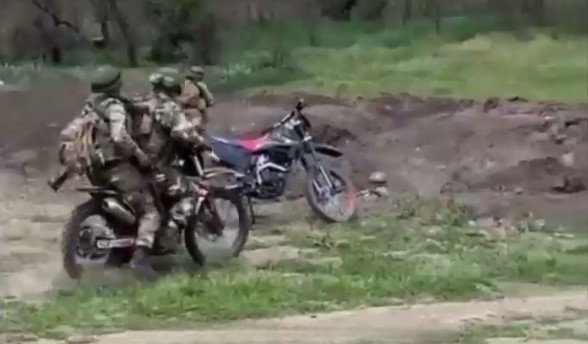 Các binh sĩ Nga luyện tập sử dụng xe gắn máy trong chiến đấu.