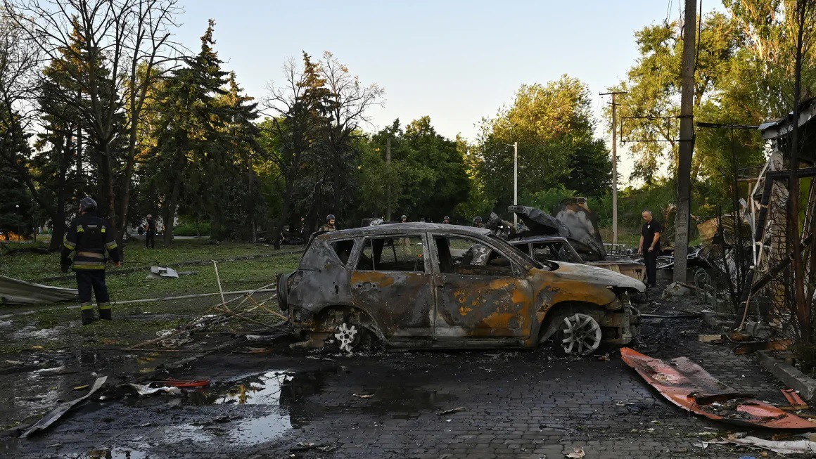Xe ô tô cháy rụi ở Vilniansk, nơi bị cho là trúng tên lửa Nga (ảnh: CNN)
