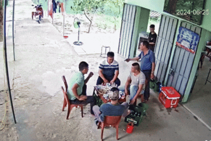 An ninh - Xã hội - Cán bộ xã dùng cốc đập vào đầu người dân trong quán nhậu