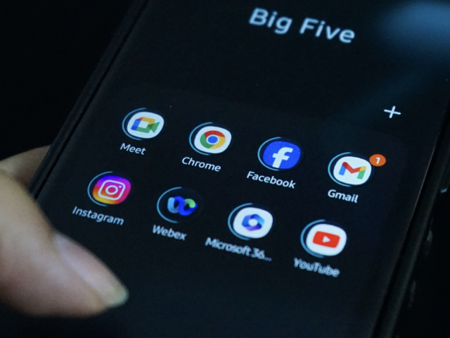 Thói quen hóng “drama tình ái“ gây hại sức khỏe thế nào