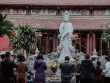 Khám phá ngôi chùa nổi tiếng linh thiêng nằm giữa thành phố Hạ Long