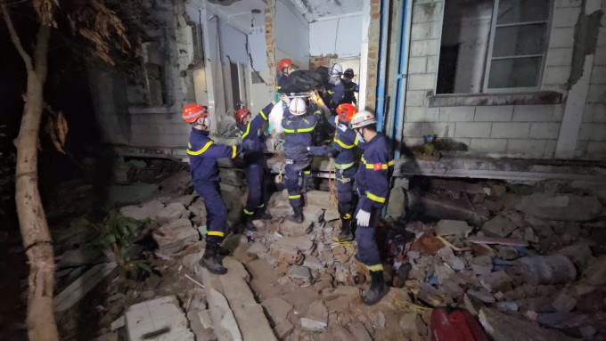 Nhóm cứu hộ của Bộ Công an vận chuyển nạn nhân ra ngoài. Ảnh: Lê Hoàng