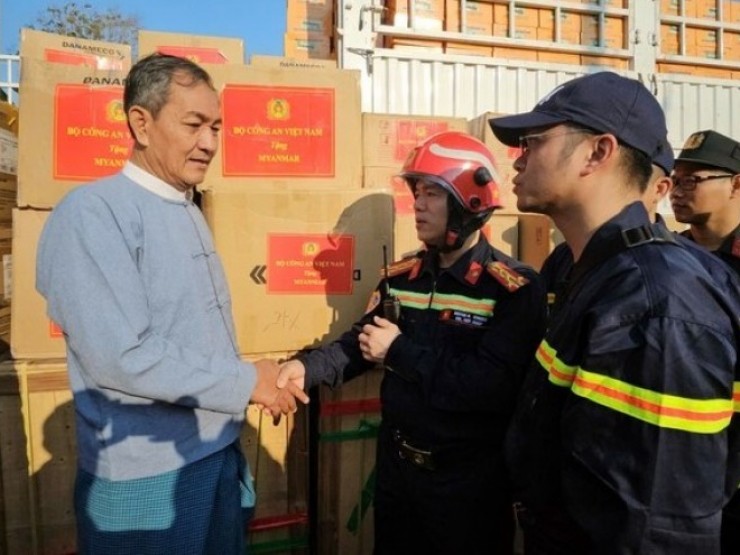 Bộ Công an Việt Nam trao tặng gần 3 tấn hàng cứu trợ cho Myanmar