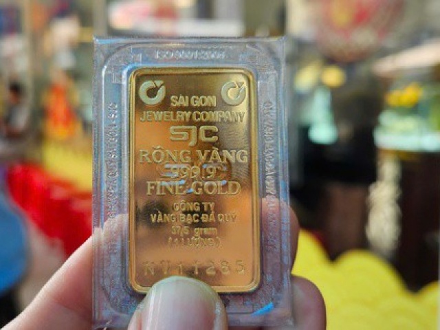 Nhiều cửa hàng giảm mạnh giá bán vàng miếng SJC