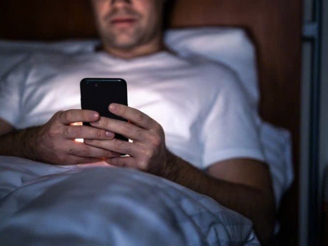 Việc lướt điện thoại trên giường tăng 60% nguy cơ mất ngủ