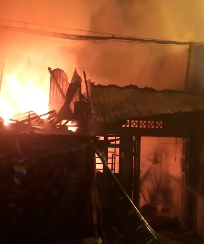 Căn nhà bị lửa thiêu sập mái. Ảnh: Minh Bằng