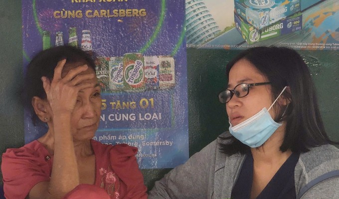 Chủ hộ Trần Thị Chánh (bên trái). Ảnh: Đình Văn