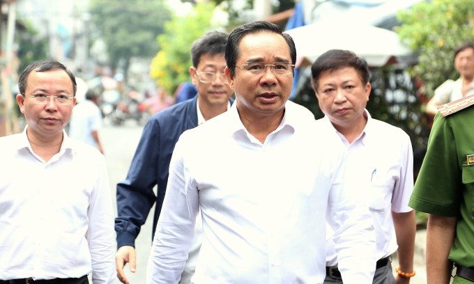 Chủ tịch UBND TP HCM Nguyễn Văn Được (thứ 2 từ trái qua) xuống hiện trường cháy. Ảnh: Đình Văn