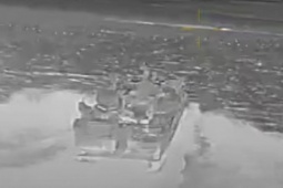 Video: UAV Ukraine né tên lửa phòng không, tập kích tàu đổ bộ chở binh sĩ Nga gần Crimea