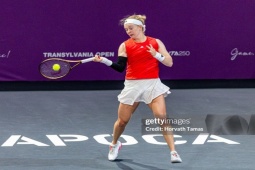 Nóng nhất thể thao tối 2/4: Nữ tay vợt phải rời sân bằng xe lăn ở giải đấu WTA 250