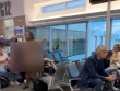 Cô gái cởi phăng quần áo trả cho bạn trai khiến sân bay náo loạn
