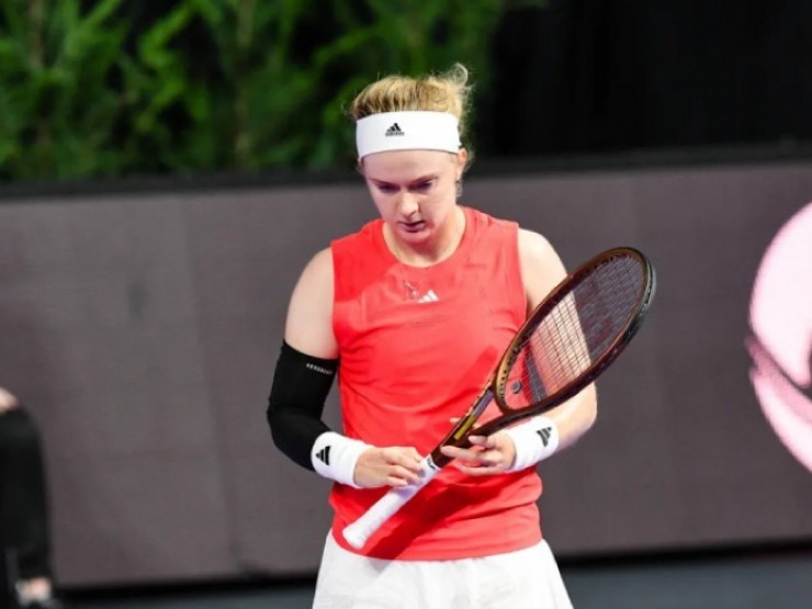 Nữ tay vợt thiếu 2 ngón tay và 3 ngón chân, đang thi đấu thì ngã gục