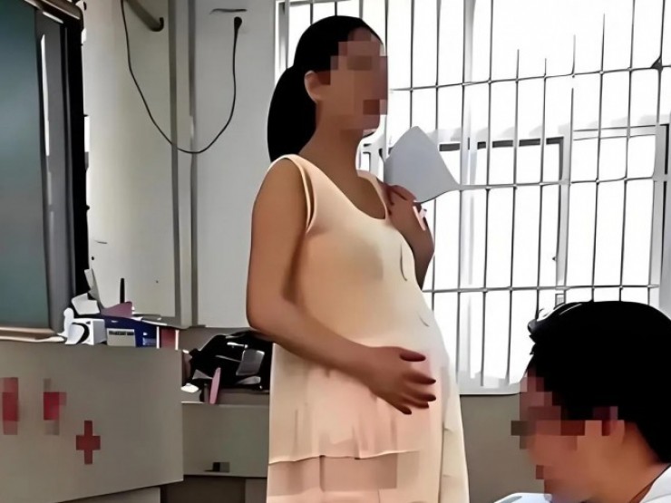 TQ: Cô giáo bị phụ huynh ý kiến vì “ăn mặc phô ra bụng bầu“