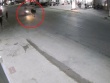 Clip: Khó tin người đàn ông lao thẳng vào "Lamborghini" đi lững thững trên đường
