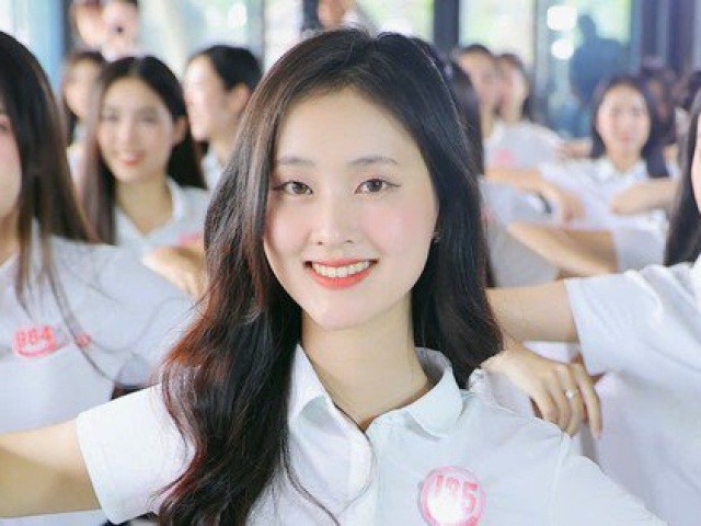 Bên trong lớp học tạo dáng, học biểu cảm gương mặt của thí sinh Hoa hậu Việt Nam