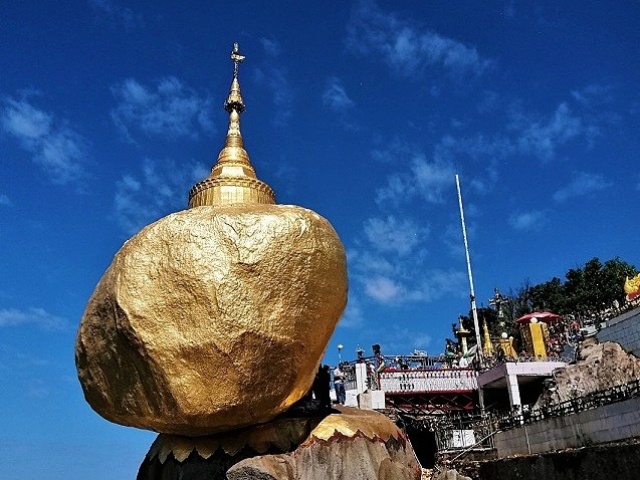 Hòn đá dát vàng đứng vững ở mép vực trong động đất tại Myanmar