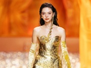 Thời trang - Vợ Bùi Tiến Dũng khoe chân 'búp bê' trên sàn diễn Lê Thanh Hòa